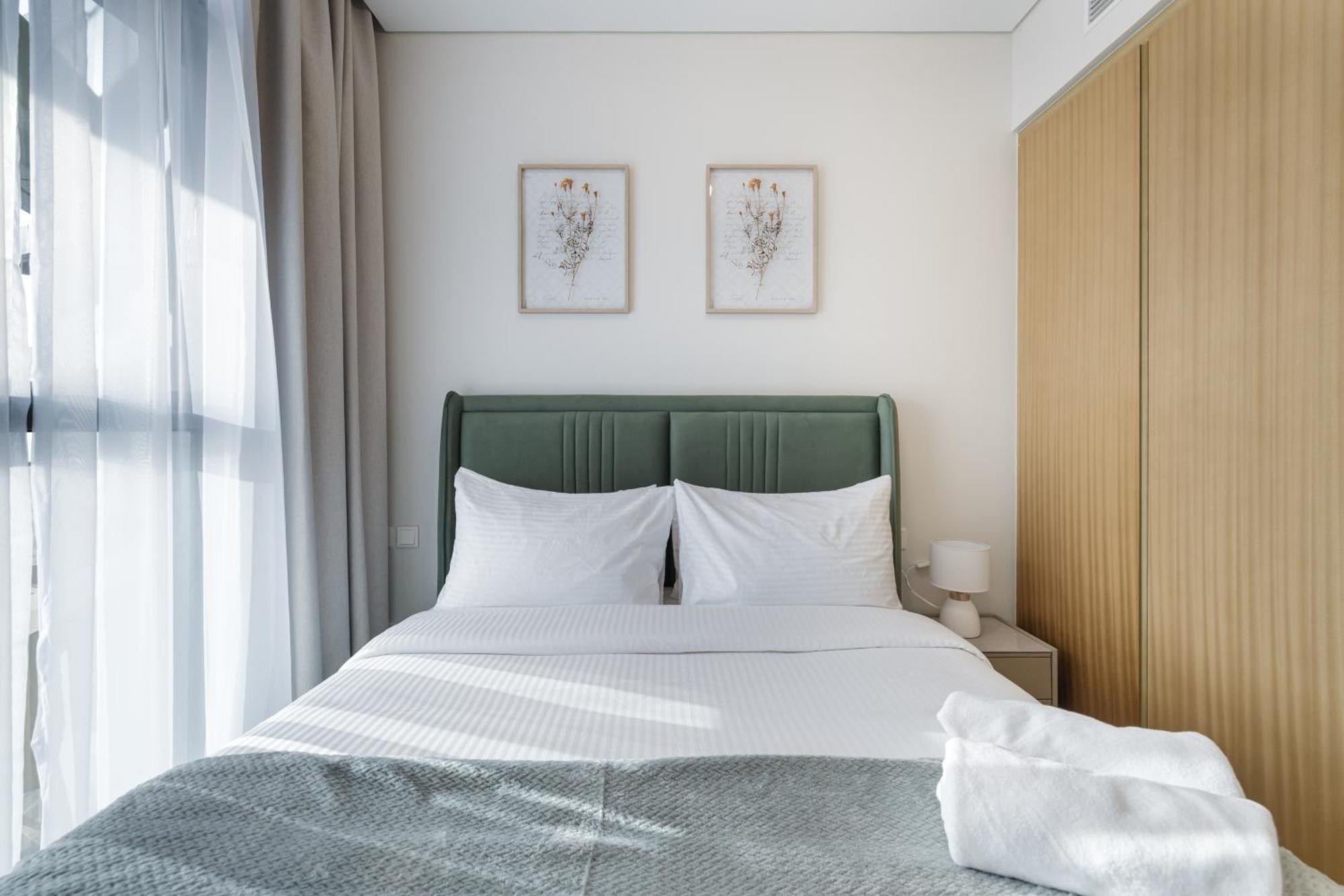 Aliving Relaxing 2br Aykon Dubai